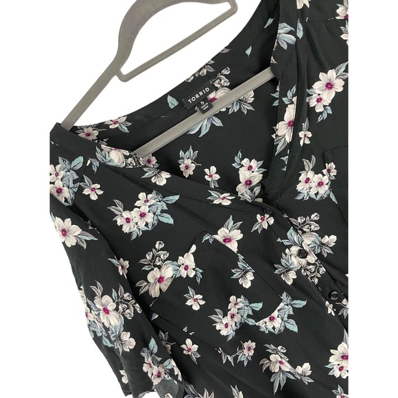 Torrid 5X Black White Floral Top Button Front V Neck Blouse Front Pocket - Picture 1 of 6